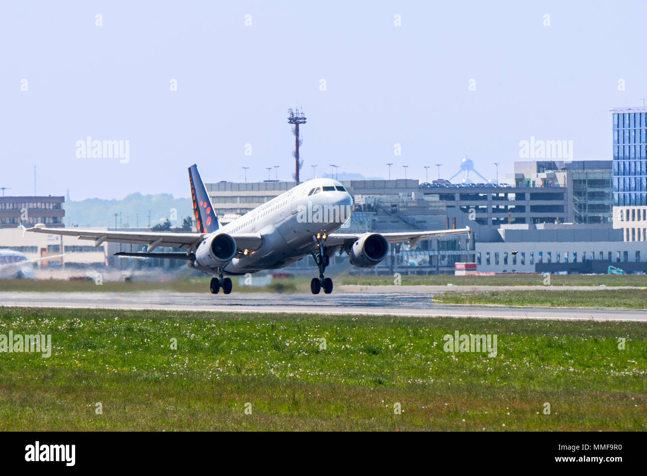 Airbus A319-111 di Brussels Airlines tenendo fuori dalla pista al Brussels-National, aeroporto Zaventem, Belgio Foto Stock