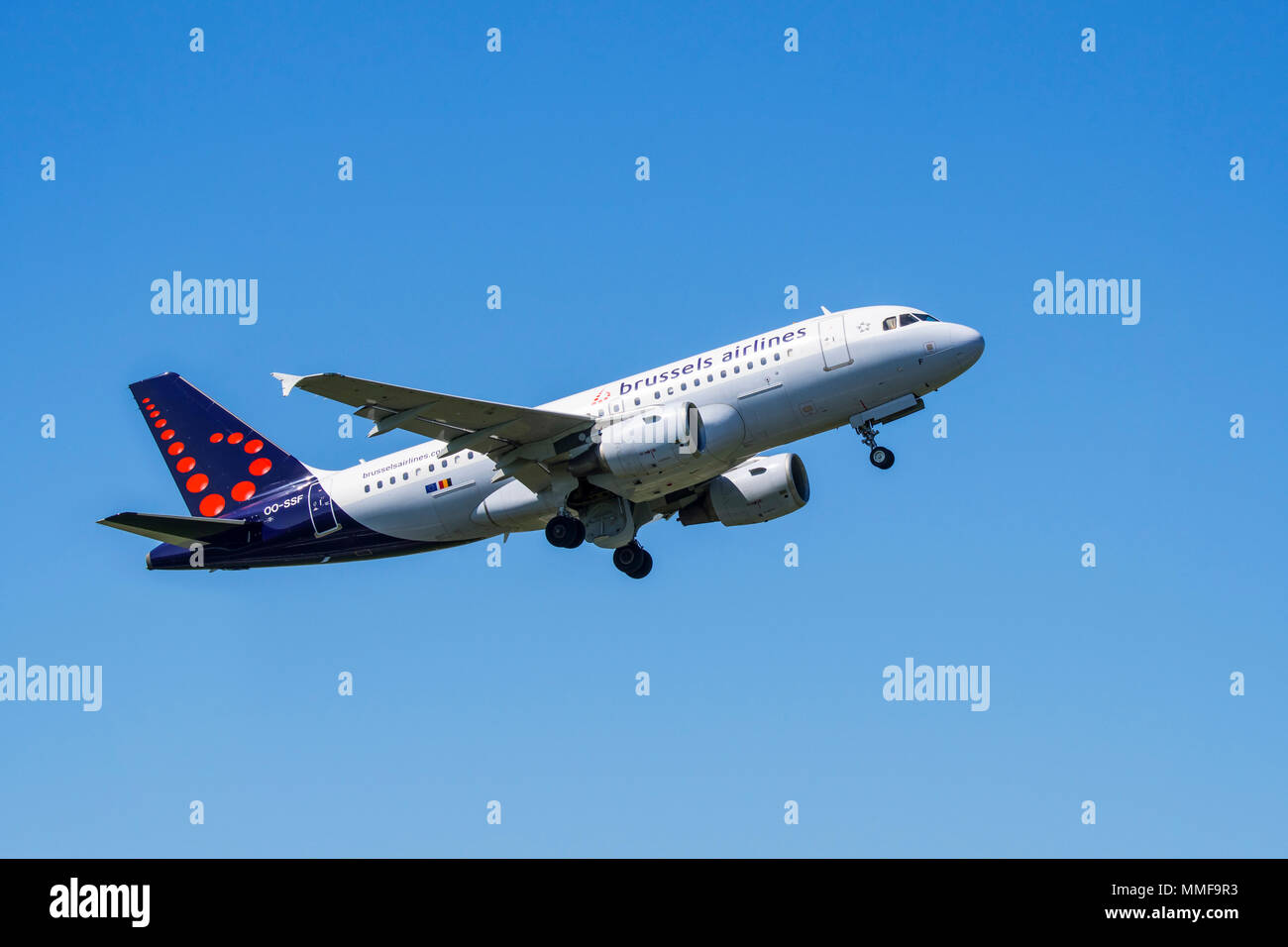 Airbus A319-111 di Brussels Airlines in volo sopra il Brussels-National, aeroporto Zaventem, Belgio Foto Stock