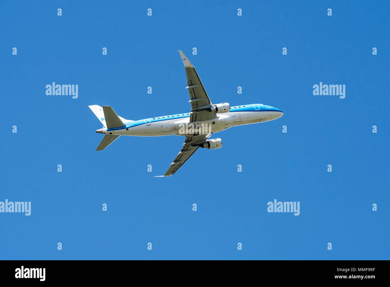 KLM Cityhopper Embraer 175, medio raggio a doppio motore aereo jet in volo Foto Stock