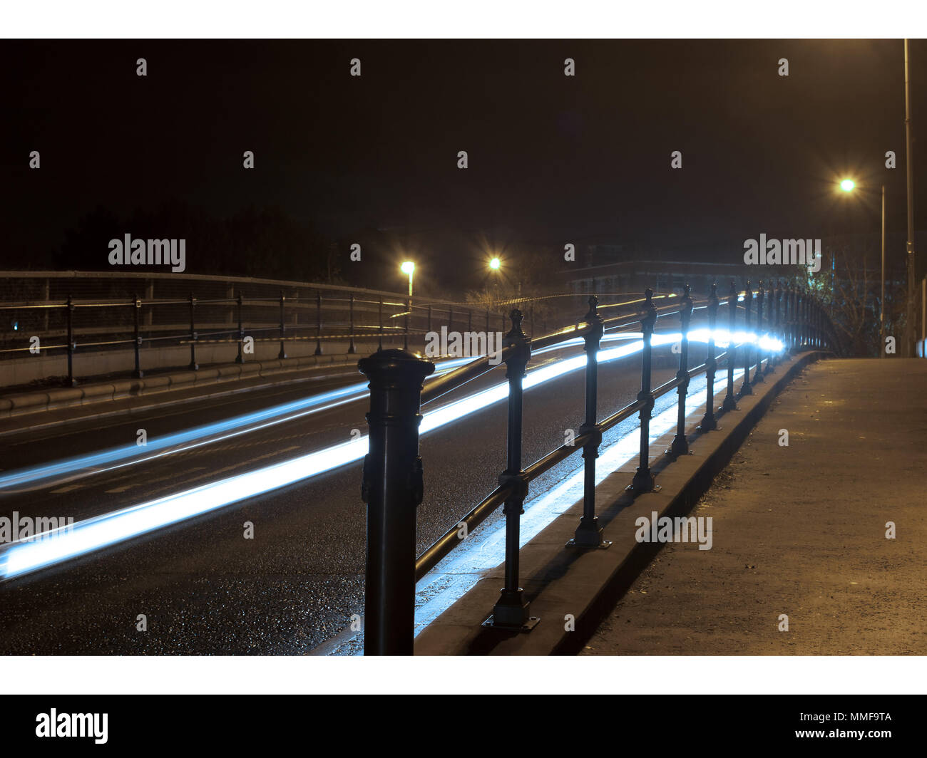 Lunga esposizione del movimento del traffico Foto Stock