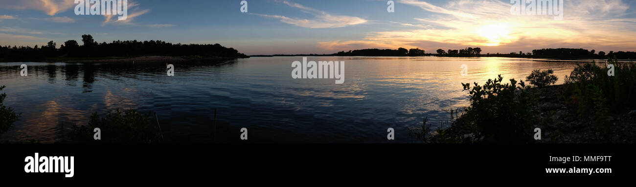 Bella vista lago in Kansas con il tramonto in background. Foto Stock