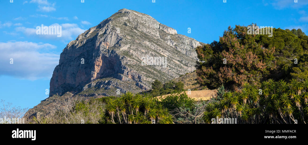 Una vista del magnifico Monte Montgo, visto da Javea - o Xabia - Città vecchia in Spagna. È anche noto come elefante Monte Montgo e massiccio. Foto Stock