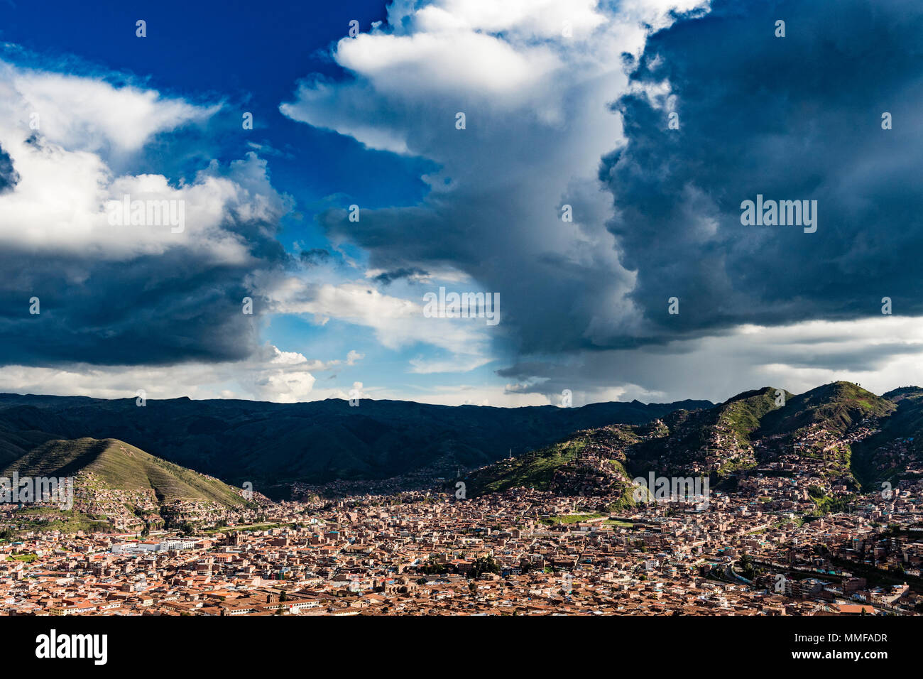 Infausto aria di tempesta oltre la Cordigliera delle Ande e tetti in terracotta di Cusco. Foto Stock