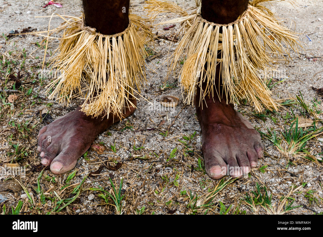 Un Guerriero Samarai indossando erba soffietti della caviglia in una cerimonia tribale. Foto Stock