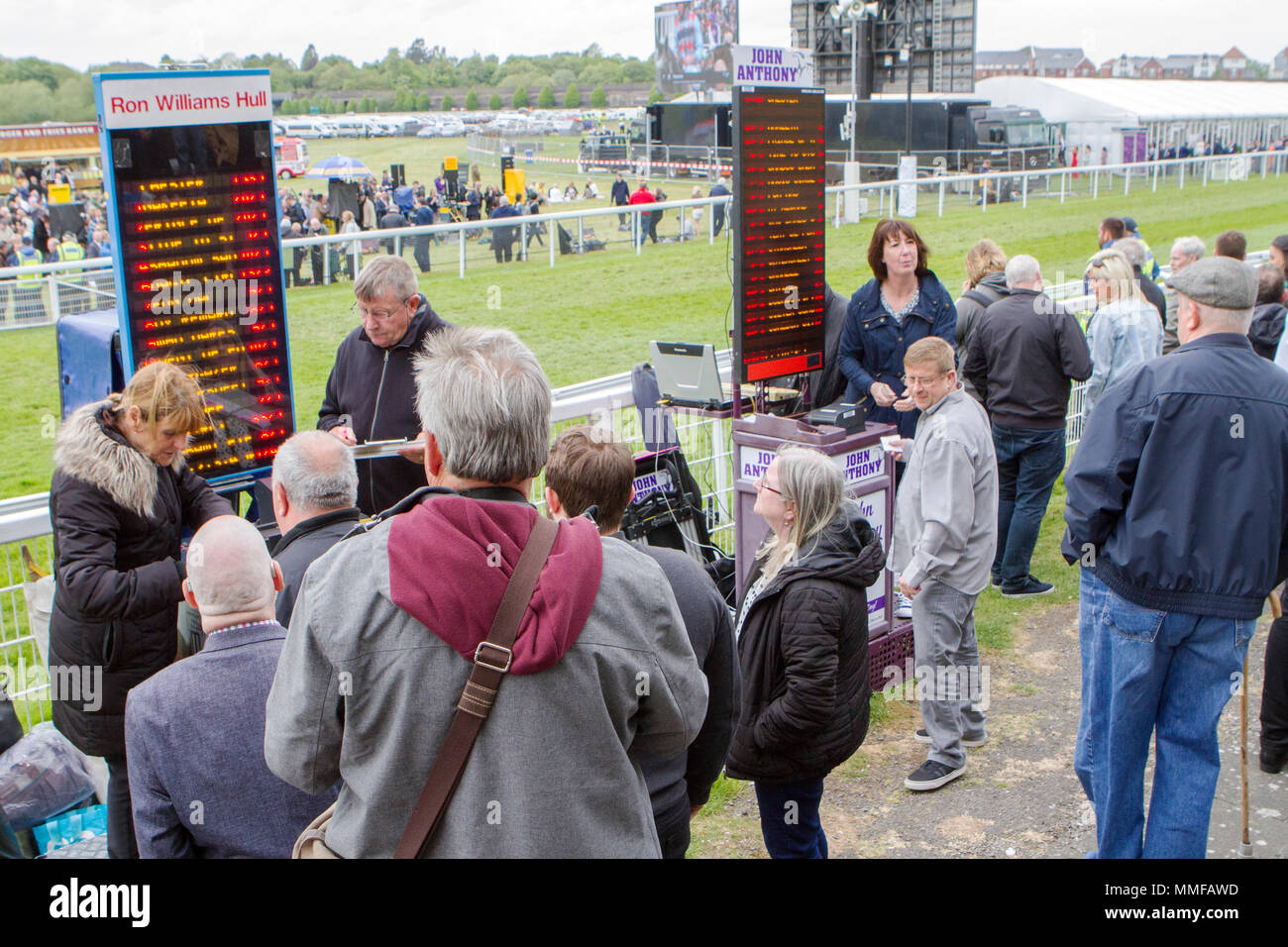 Bookmakers su loro passo a Chester Races nel centro citta' di Chester, Regno Unito. Foto Stock