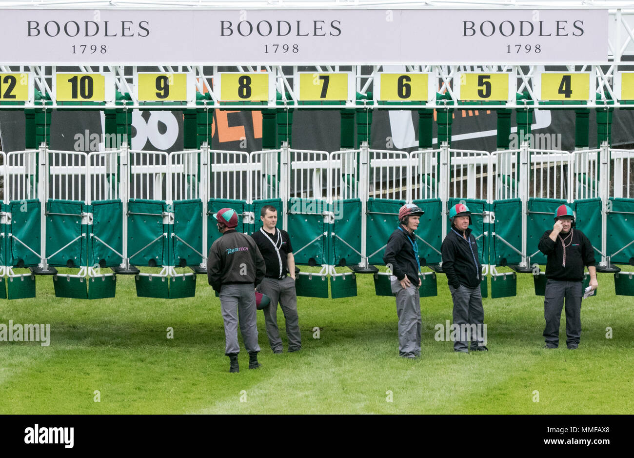La platea di partenza essendo controllati e preparati per le corse di cavalli in Chester Racecourse Foto Stock