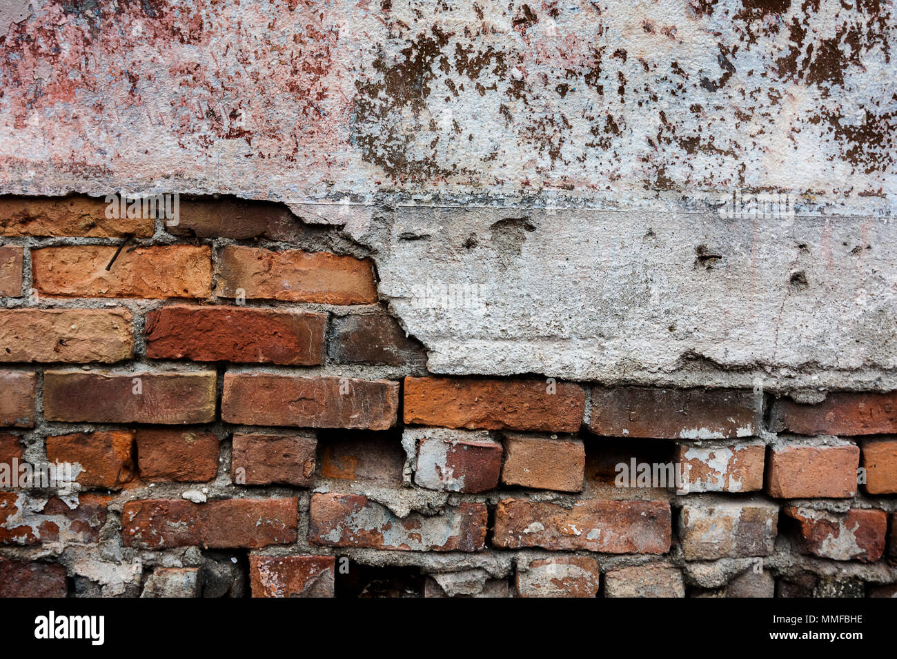 Foto di una colorata Vecchia decadendo muro di mattoni con peeling vernice  e stucco. Ottimo per una immagine di sfondo o una texture Foto stock - Alamy