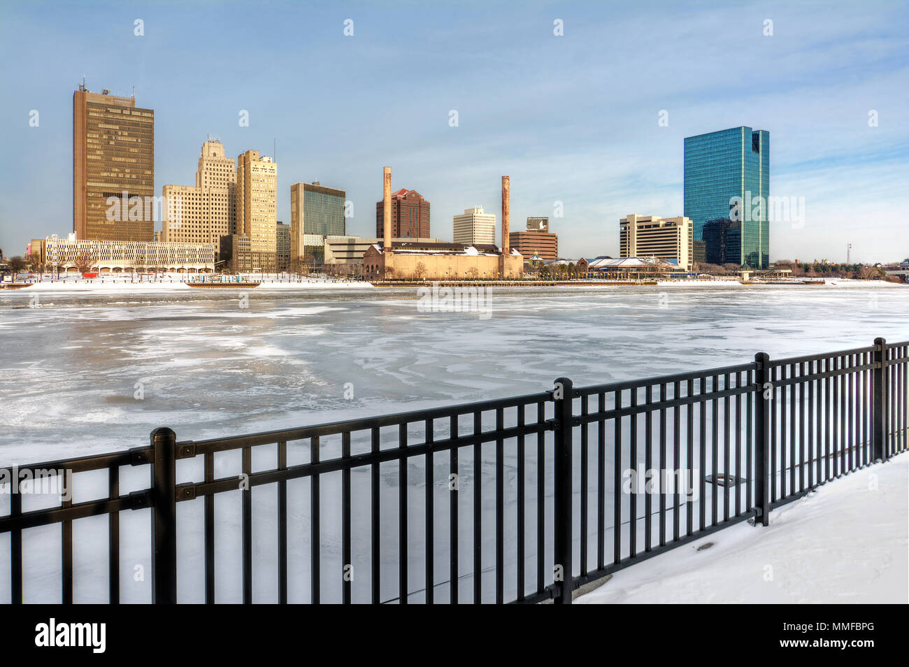 Una vista del centro della città di Toledo Ohio sullo skyline di tutto il congelato e coperto di neve Fiume Maumee una bella parzialmente nuvoloso cielo blu. Foto Stock