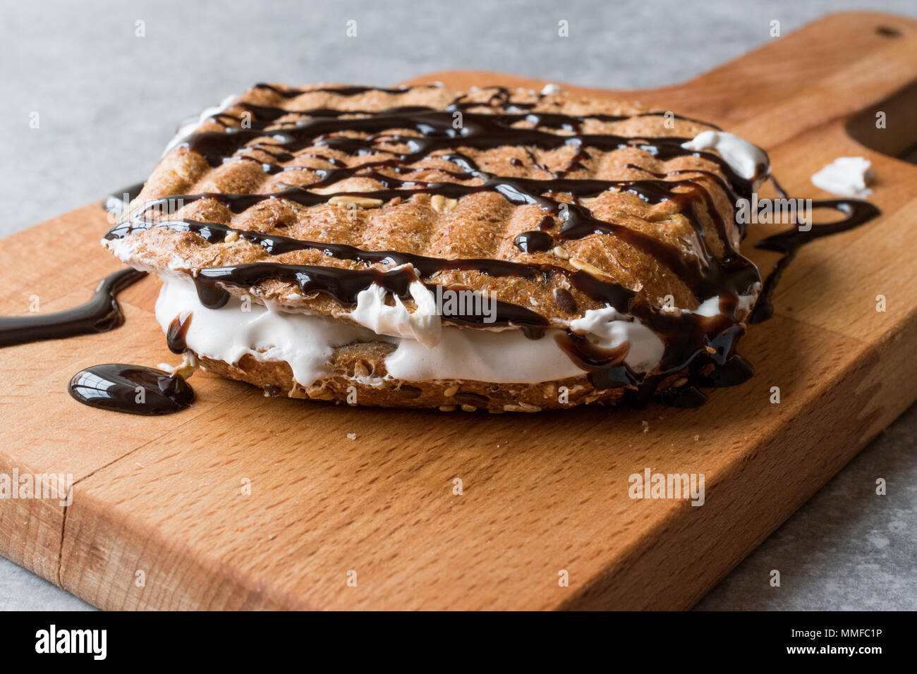 Tostare Sandwich Marshmallow con salsa di cioccolato / Fluffernutter. Deserto di pasticceria. Foto Stock