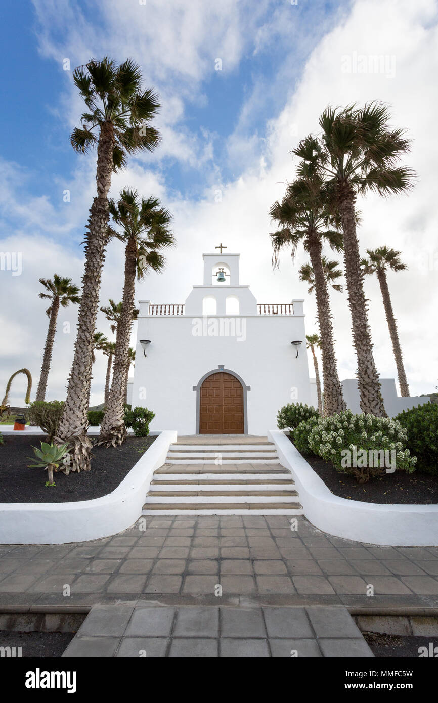 Chiesa di YE, Lanzarote, Isole canarie, Spagna, Europa: vista anteriore con alte palme. Foto Stock