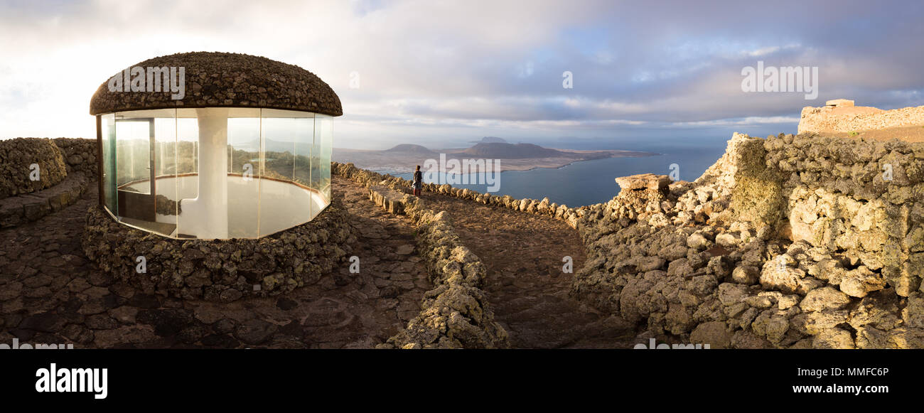 MIRADOR DEL RIO, Lanzarote, Isole canarie, Spagna, Europa: vista panoramica di viewpoint progettato da Cesar Manrique, con una giovane donna che guarda da th Foto Stock
