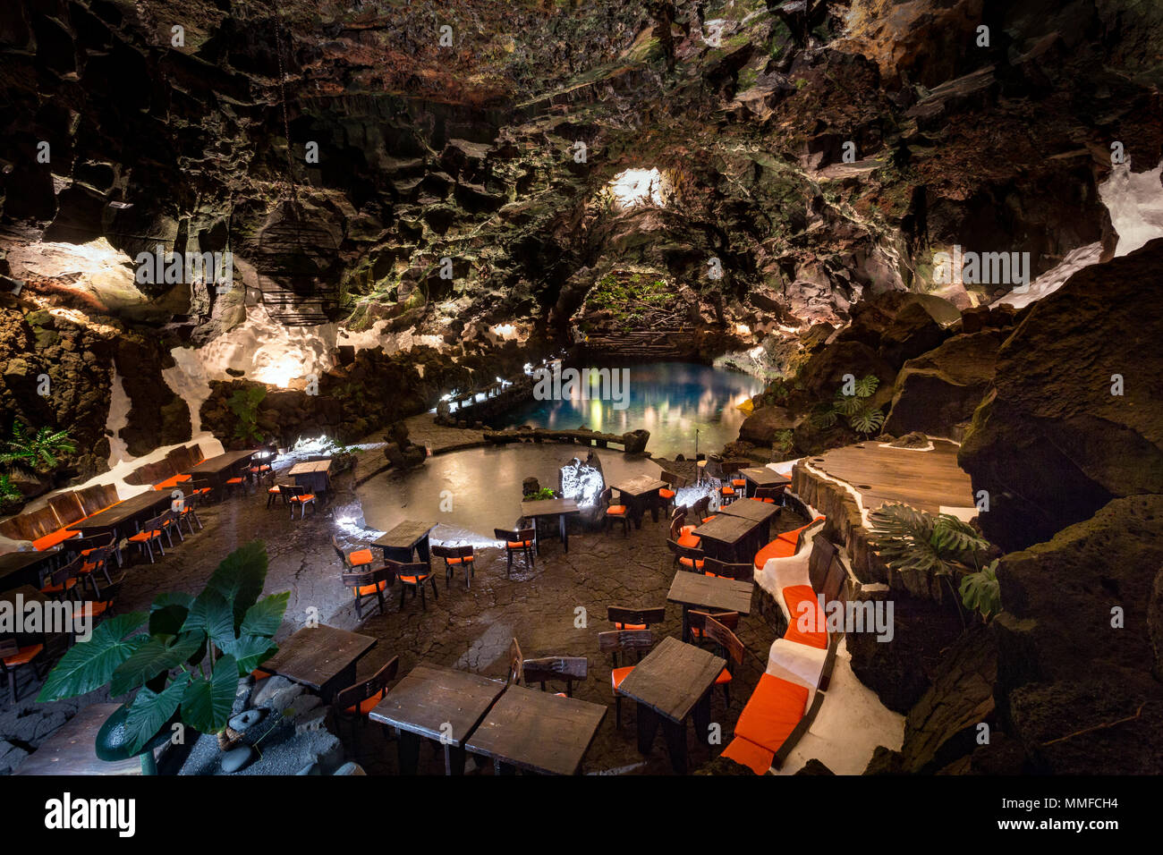 LOS Jameos del Agua lanzarote isole canarie Spagna: le spettacolari grotte di lava disegnato da Cesar Manrique di notte. Foto Stock