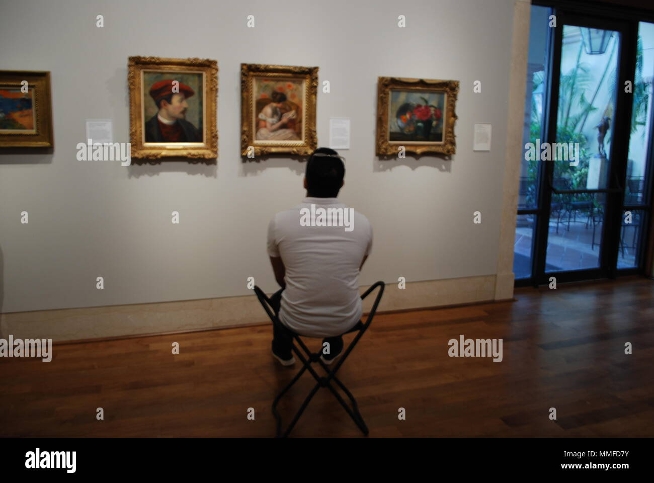 Uomo in fine art museum a guardare a famosi dipinti. Concetto di curiosità, l'istruzione, l'intelligenza, passatempo. Foto Stock