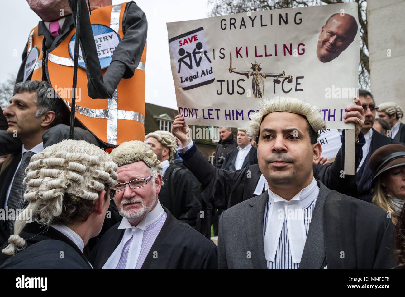 Avvocati e procuratori legali protestare in una seconda massa walkout su tagli per assistenza legale. Westminster, Regno Unito Foto Stock