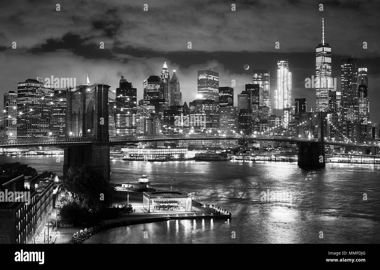 Immagine in bianco e nero del Ponte di Brooklyn e Manhattan visto da Dumbo di notte, la città di New York, Stati Uniti d'America. Foto Stock