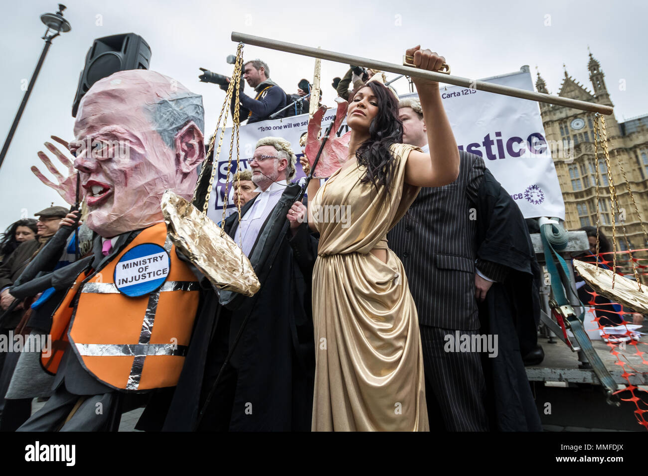 Avvocati e procuratori legali protestare in una seconda massa walkout su tagli per assistenza legale. Westminster, Regno Unito Foto Stock