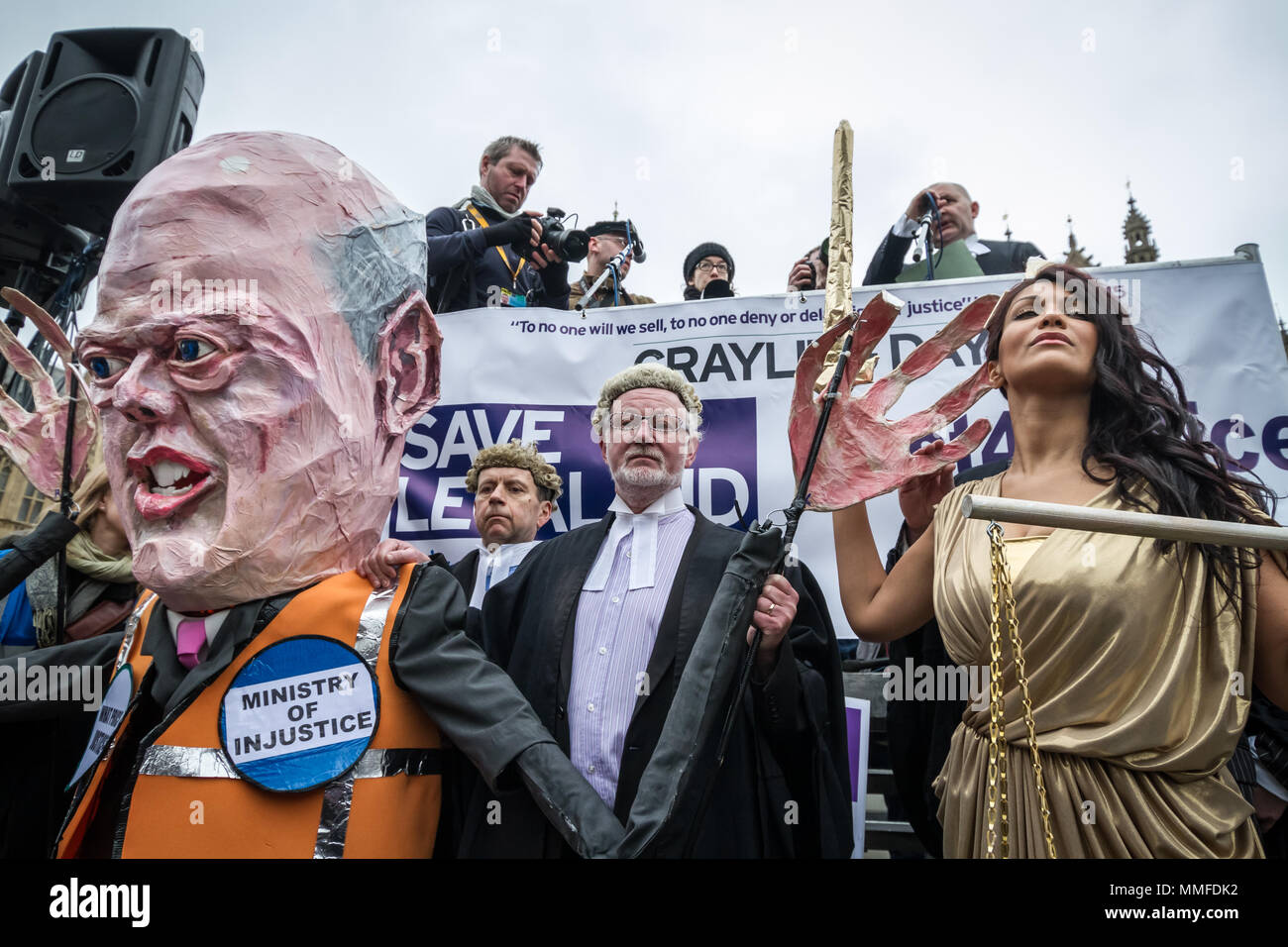 Avvocati e procuratori legali protestare in una seconda massa walkout su tagli per assistenza legale. Westminster, Regno Unito Foto Stock