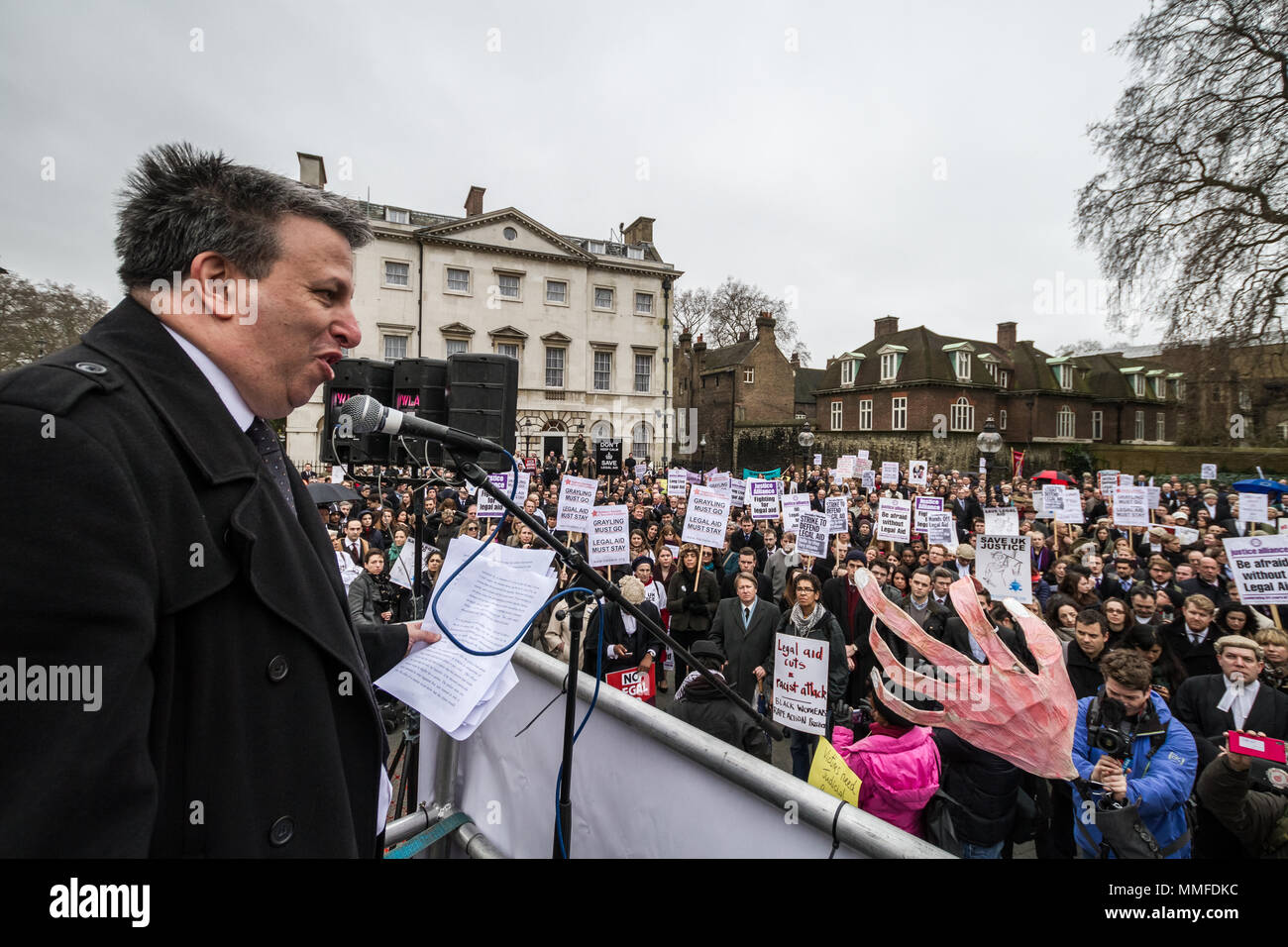 Avvocati e procuratori legali protestare in una seconda massa walkout su tagli per assistenza legale. Westminster, Regno Unito Foto Stock