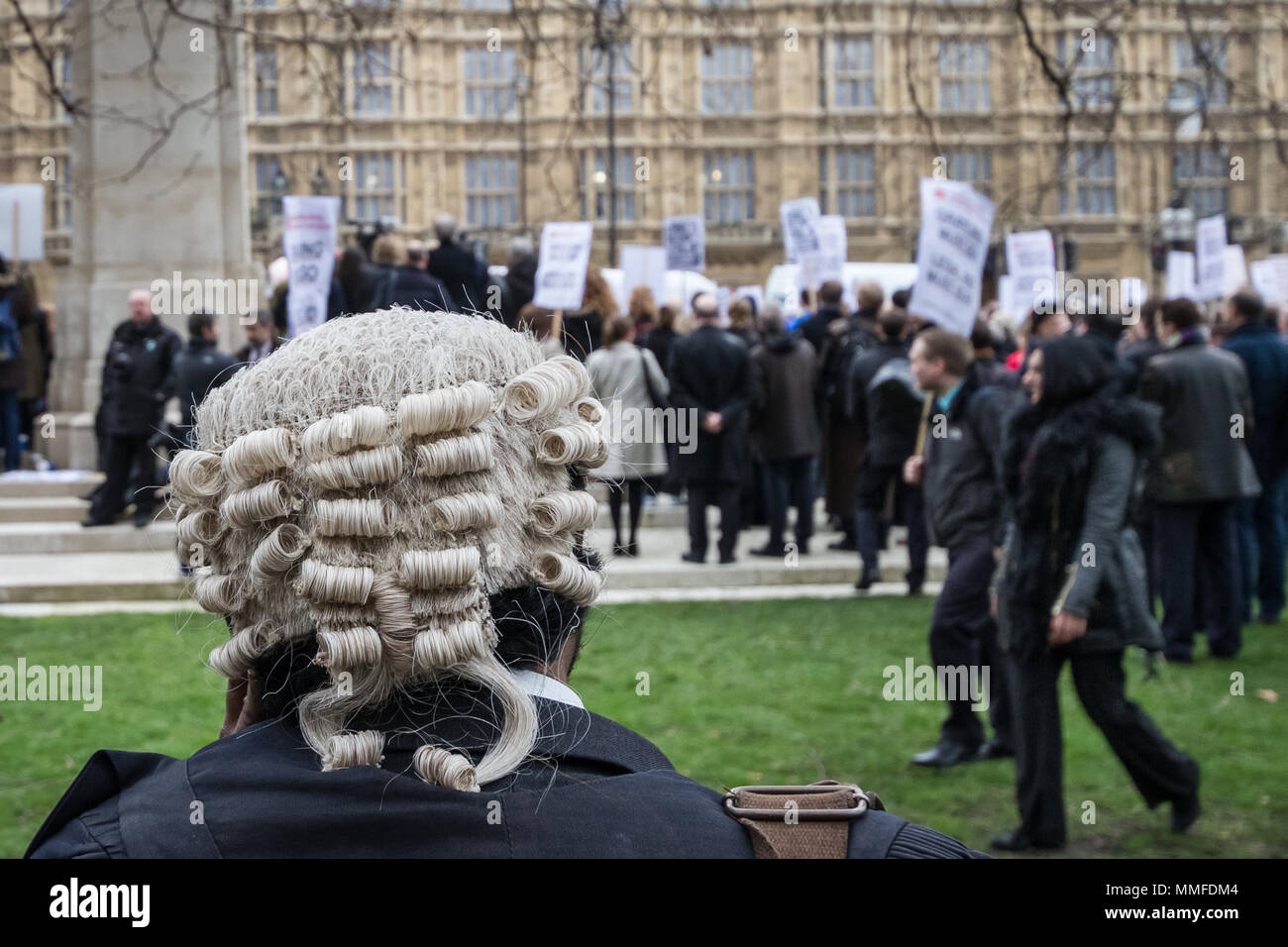 Avvocati e procuratori legali protestare in una seconda massa walkout su tagli per assistenza legale. Westminster, Regno Unito Foto Stock