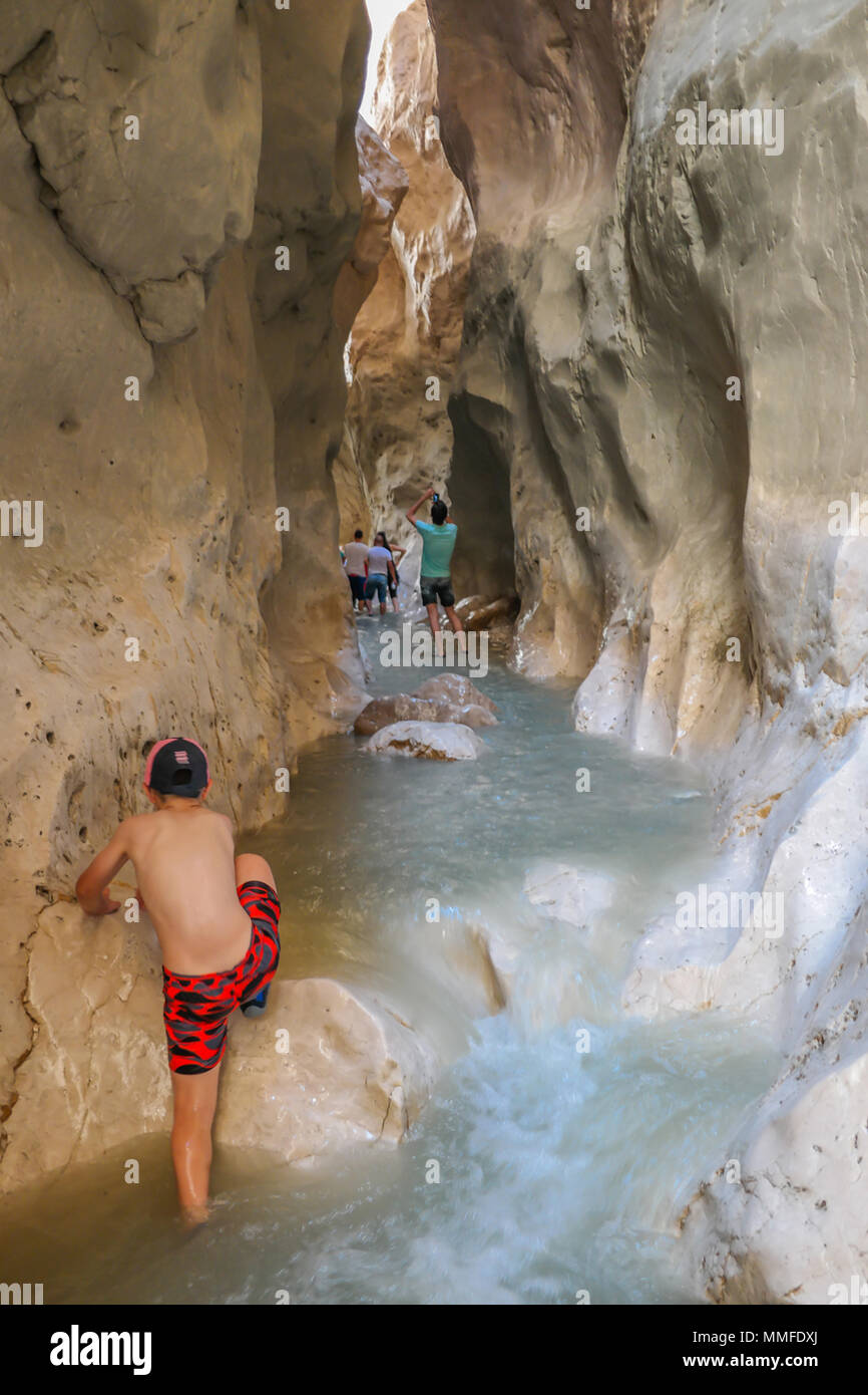 Canyoning, una persona tenta di scalare la roccia scivolosa in acqua, saklikent kanyonunda kaygan kayayi tirmanmaya calisanlar Foto Stock