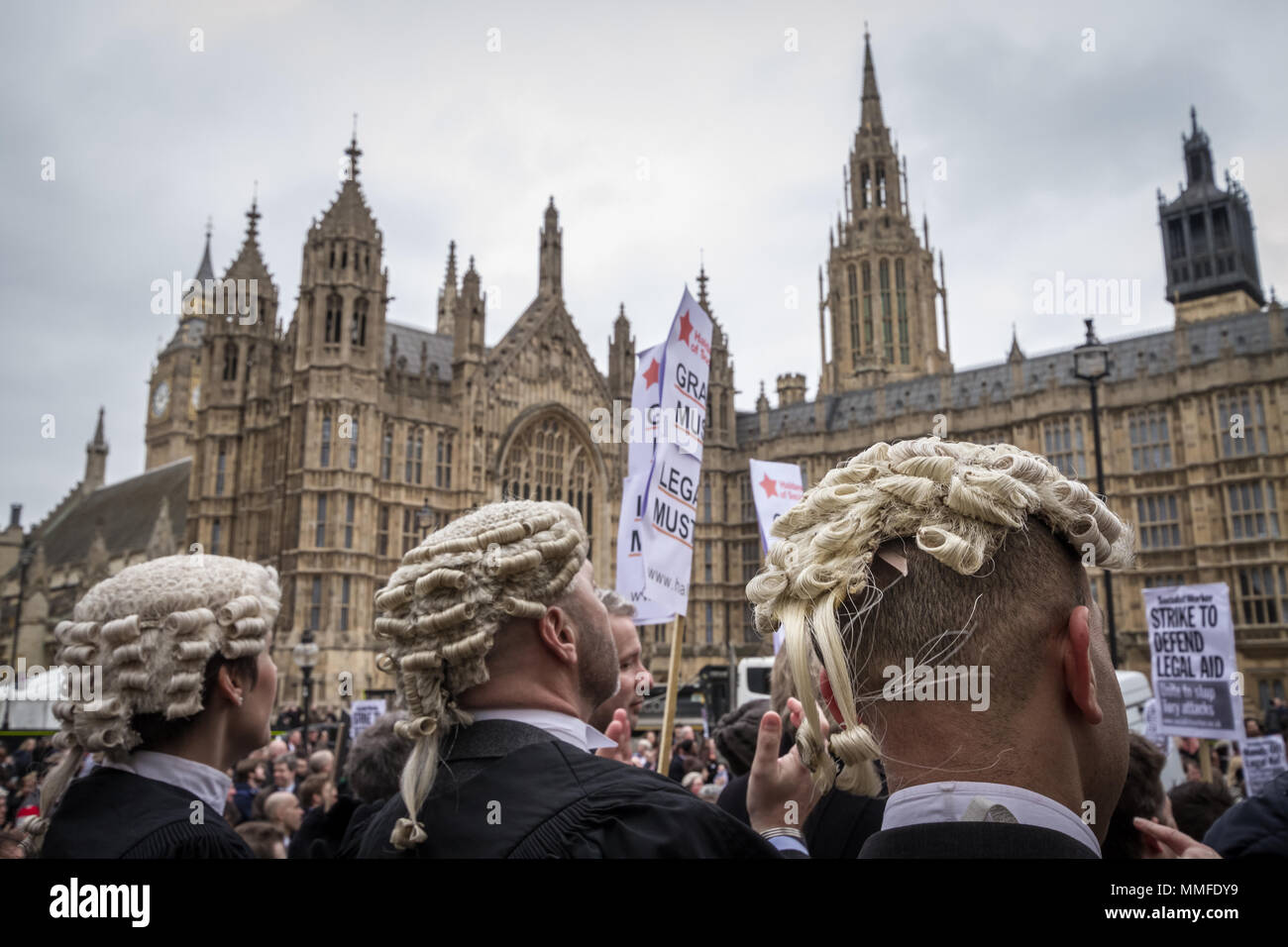 Avvocati e procuratori legali protestare in una seconda massa walkout su tagli per assistenza legale. Westminster, Regno Unito Foto Stock