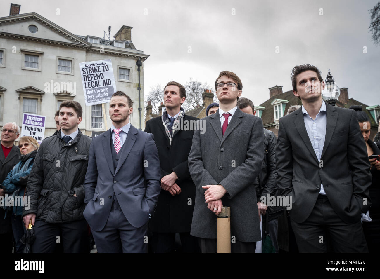 Avvocati e procuratori legali protestare in una seconda massa walkout su tagli per assistenza legale. Westminster, Regno Unito Foto Stock