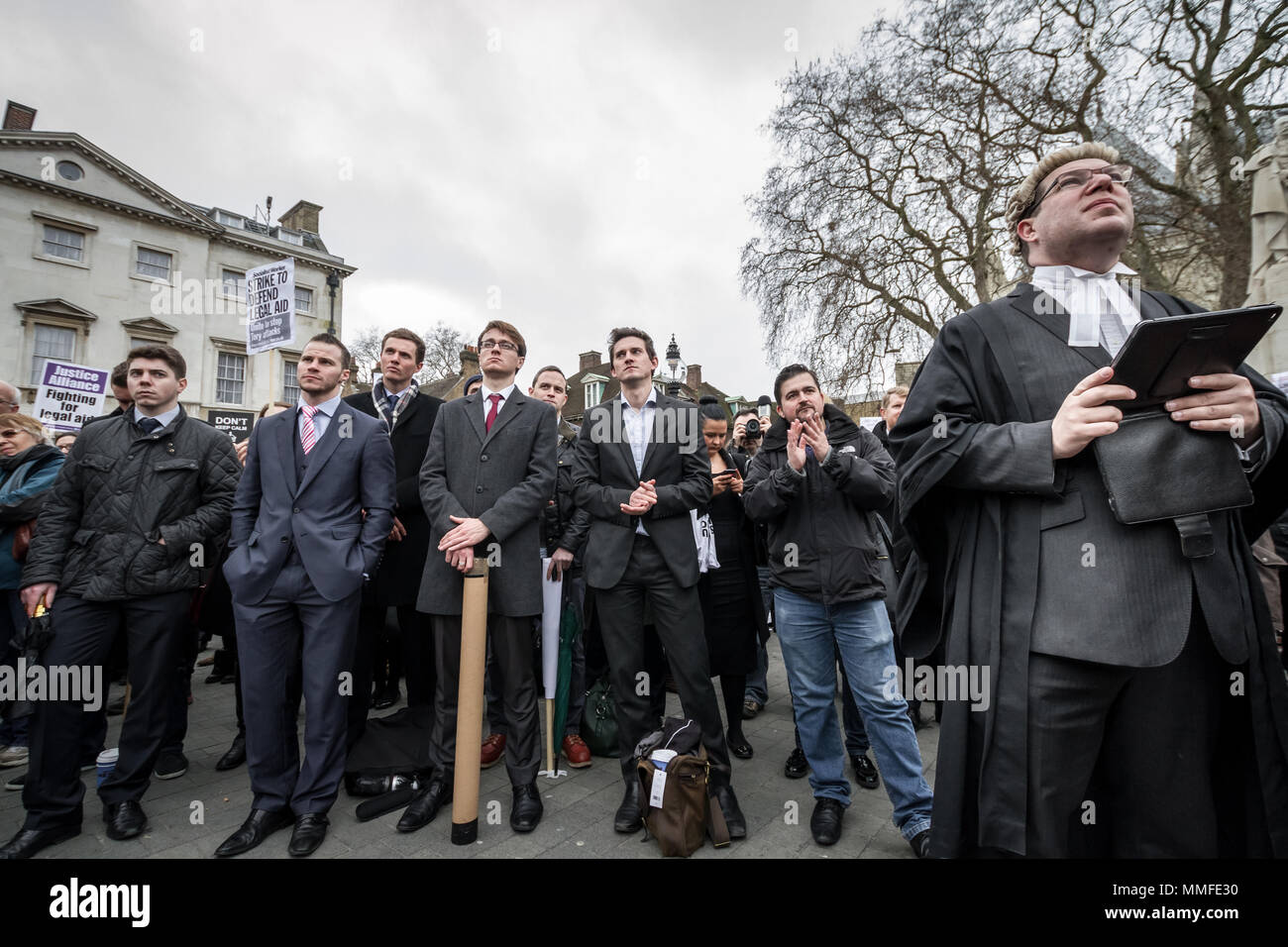 Avvocati e procuratori legali protestare in una seconda massa walkout su tagli per assistenza legale. Westminster, Regno Unito Foto Stock