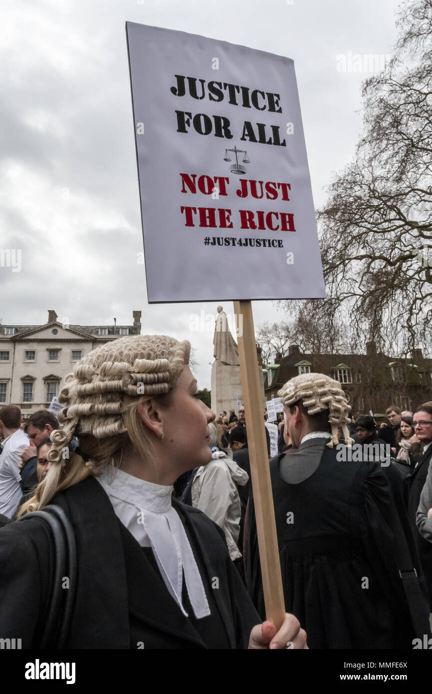 Avvocati e procuratori legali protestare in una seconda massa walkout su tagli per assistenza legale. Westminster, Regno Unito Foto Stock
