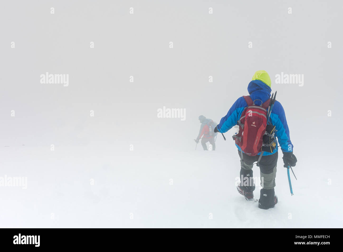 Gruppo di persone escursionismo escursioni, kar yuruyusu yapan dagcilar Foto Stock