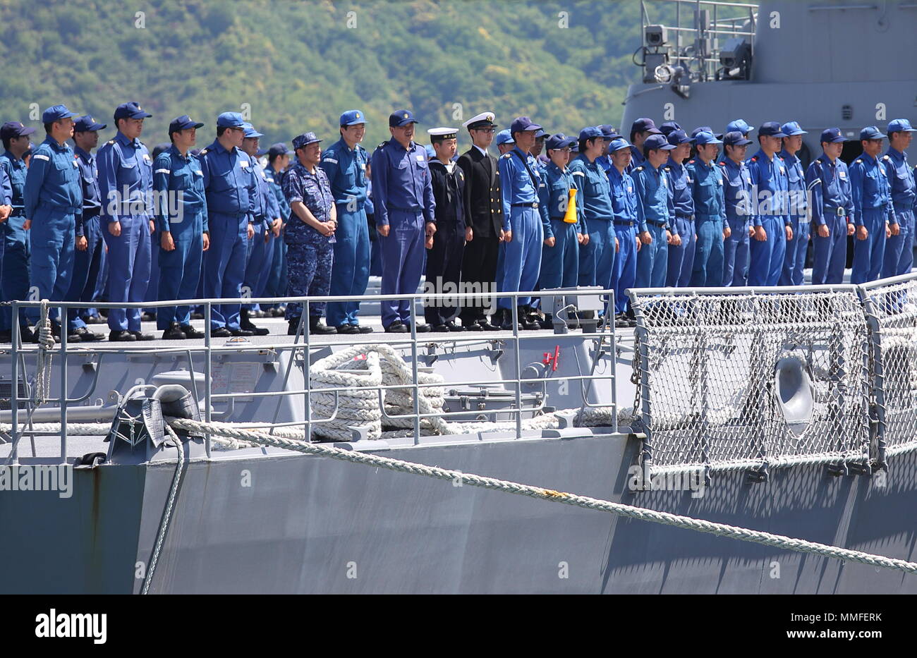Marina non identificato soldati stand in linea marina sulla nave da guerra nel porto di Maizuru Kyoto in Giappone. Foto Stock