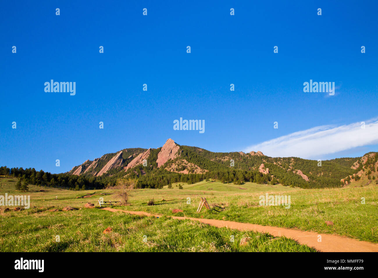 Vista delle montagne Flatirons visto da Chautauqua Open Space Park in Boulder Colorado Foto Stock