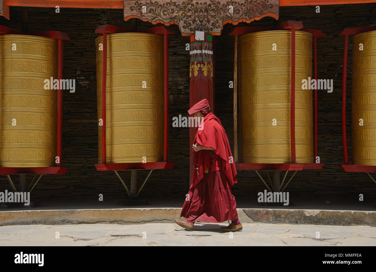 Il Tibetano monache e monaci facendo perambulations intorno al Ser Gergyo (Ani Gompa) convento, Tagong, Sichuan, in Cina Foto Stock