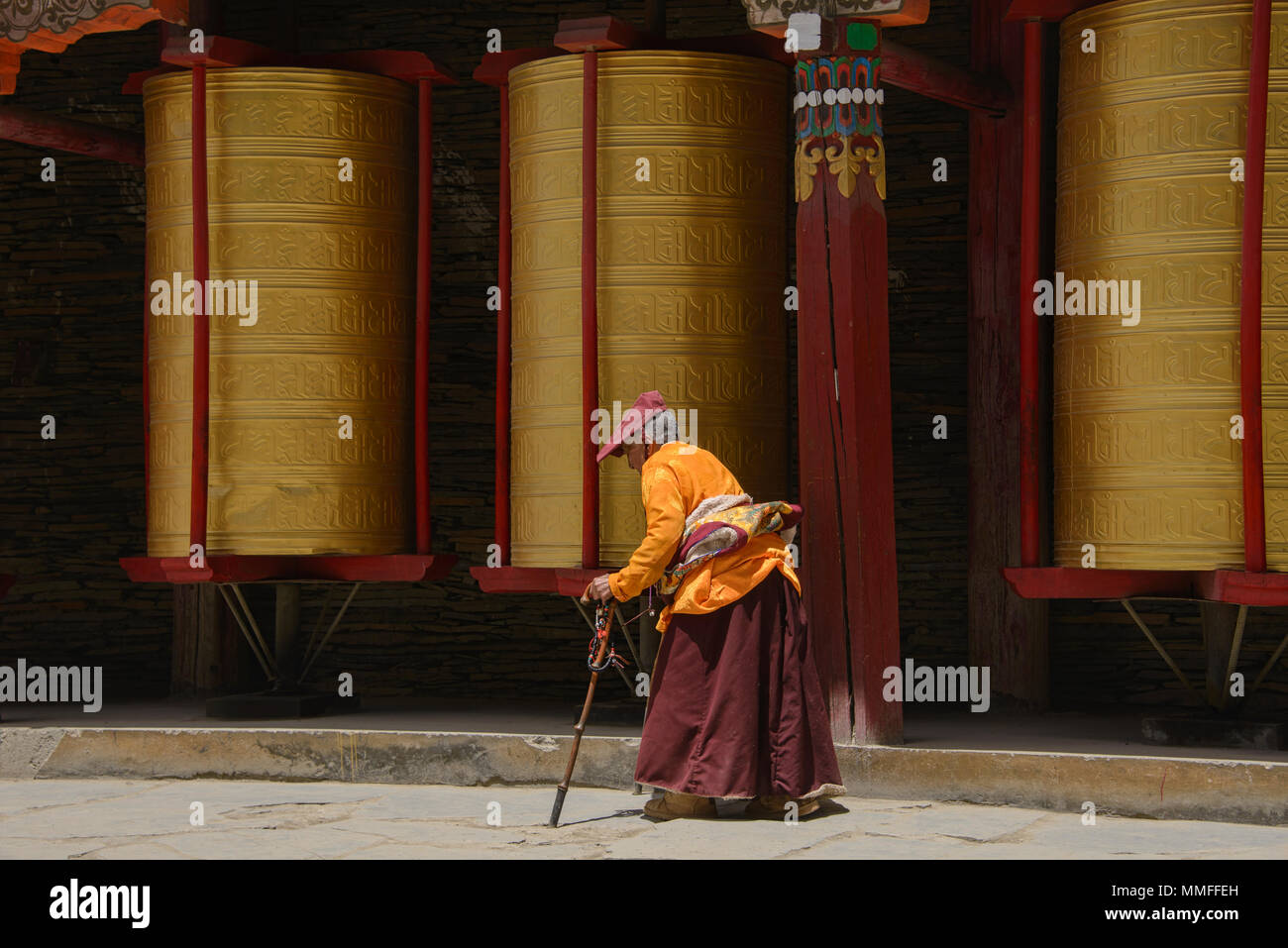 Il Tibetano monache e monaci facendo perambulations intorno al Ser Gergyo (Ani Gompa) convento, Tagong, Sichuan, in Cina Foto Stock