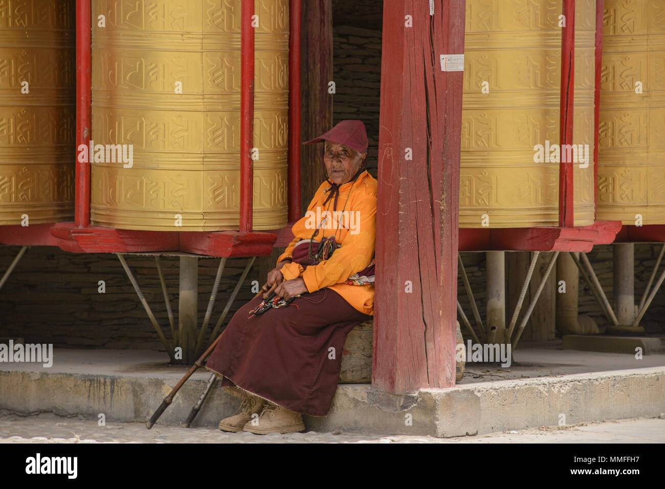 Il Tibetano monache e monaci facendo perambulations intorno al Ser Gergyo (Ani Gompa) convento, Tagong, Sichuan, in Cina Foto Stock