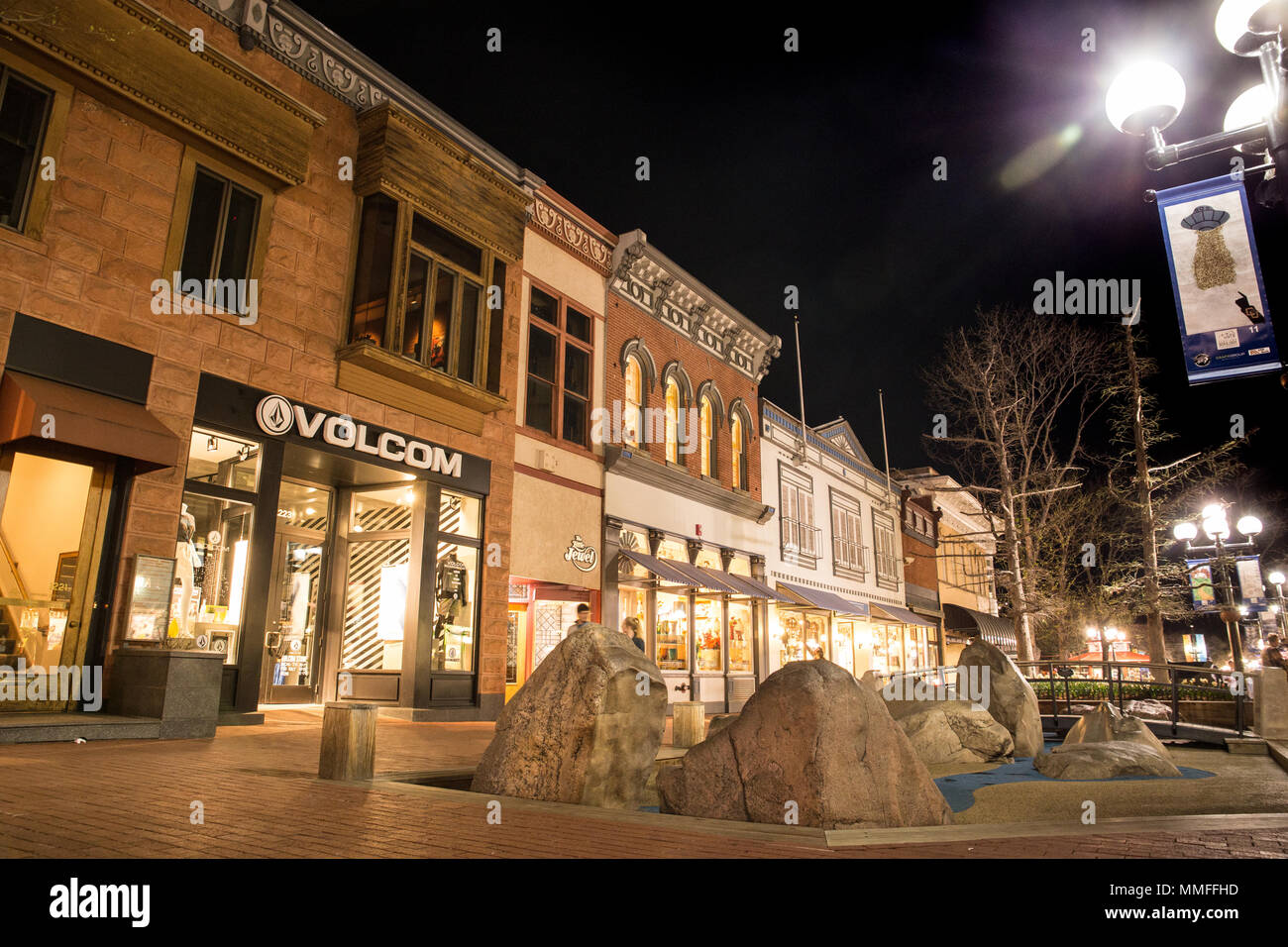 BOULDER, COLORADO - Aprile 27, 2018: Scena Notturna lungo il famoso Centro Commerciale di Pearl Street con le persone e con le luci nel centro di Boulder Colorado Foto Stock
