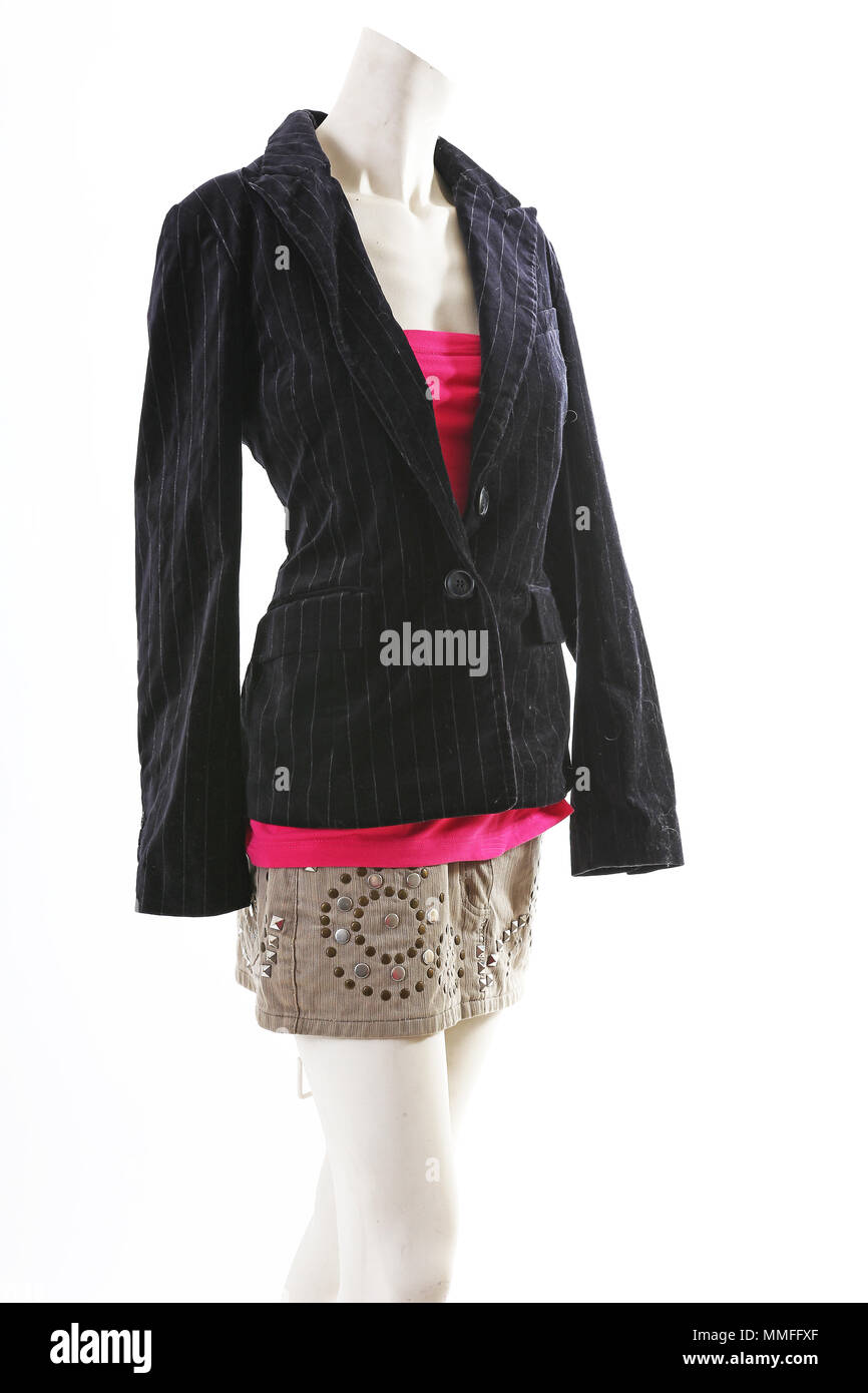 Giacca nera con mini gonna di usura della molla sul manichino full body shop display. Moda Donna stili, vestiti di bianco su sfondo per studio. Foto Stock