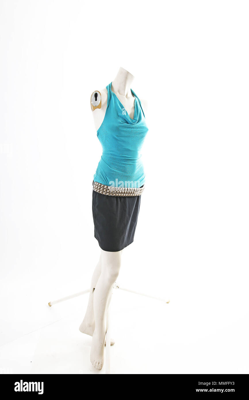 Parte superiore blu maglione camicetta e gonna nera sul manichino full body shop display. Moda Donna stili, vestiti di bianco su sfondo per studio. Foto Stock