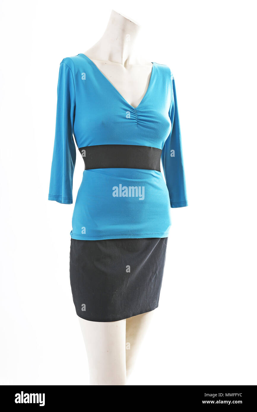 Parte superiore blu maglione camicetta e gonna nera sul manichino full body shop display. Moda Donna stili, vestiti di bianco su sfondo per studio. Foto Stock