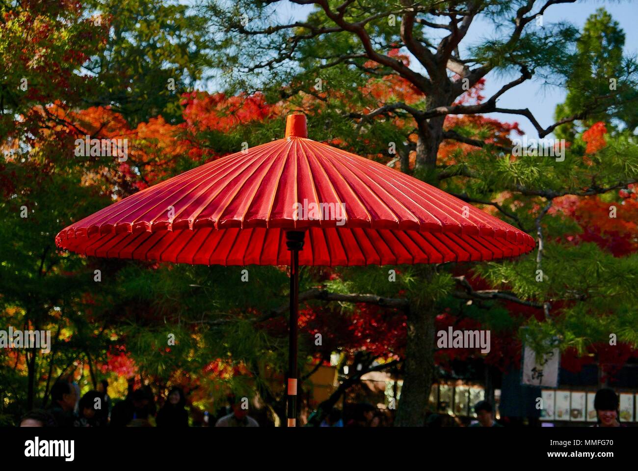 Rosso giapponese ombrellino in giardino Eikando in Kyoto Foto stock - Alamy