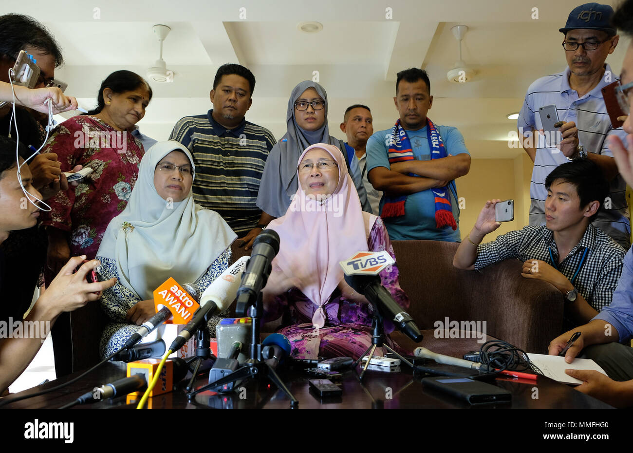 KUALA LUMPUR, Malesia - 11 Maggio: Presidente del popolo della giustizia di partito (PKR) e moglie di ex Malaysia leader dell opposizione Anwar Ibrahim, Wan Azizah Wan Ismail parla al giornalista durante una conferenza stampa presso l'ospedale Rehabilitasi a Kuala Lumpur il 11 maggio 2018. La Malaysia ha il Primo ministro Mahathir Mohamad ha detto che la Malaysia ha re ha indicato Lui è disposto al perdono immediatamente imprigionato politico Anwar Ibrahim . Foto di Samsul detto/Nipponnews (Malesia) Foto Stock