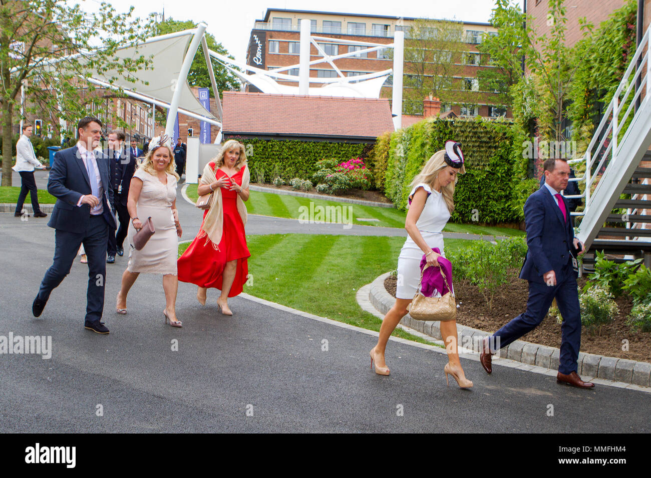 Boodles Festival di Maggio, Giorno 3 Chester Races. Chester, Regno Unito. 11 maggio 2018. Scommesse una abbondante su questa enorme horse racing event al terzo giorno del Boodles Festival di maggio presso il Chester Racecourse. Alta spiriti e belle mode erano all'ordine del giorno come racegoers accorrevano a questo favoloso evento nell'Horse Racing calendario. Credito: Cernan Elias/Alamy Live News Foto Stock