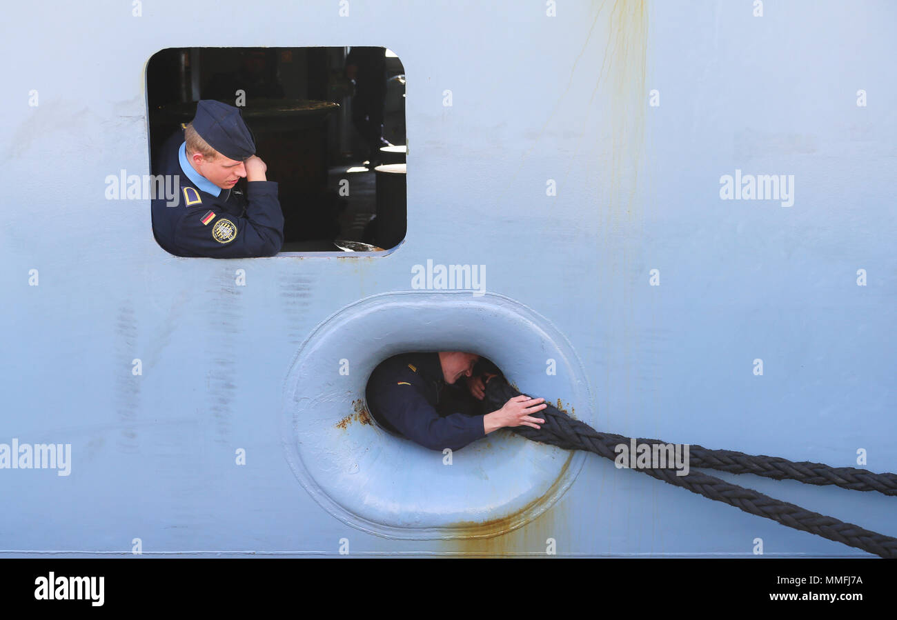 11 maggio 2018, Germania, Wilhelmshaven: soldati fissano frigate 'Sachsen' per un militare di dock dopo il suo ritorno dalla Pattuglia di Confine il funzionamento 'Sophia' nel mare Mediterraneo. Foto: Mohssen Assanimoghaddam/dpa Foto Stock