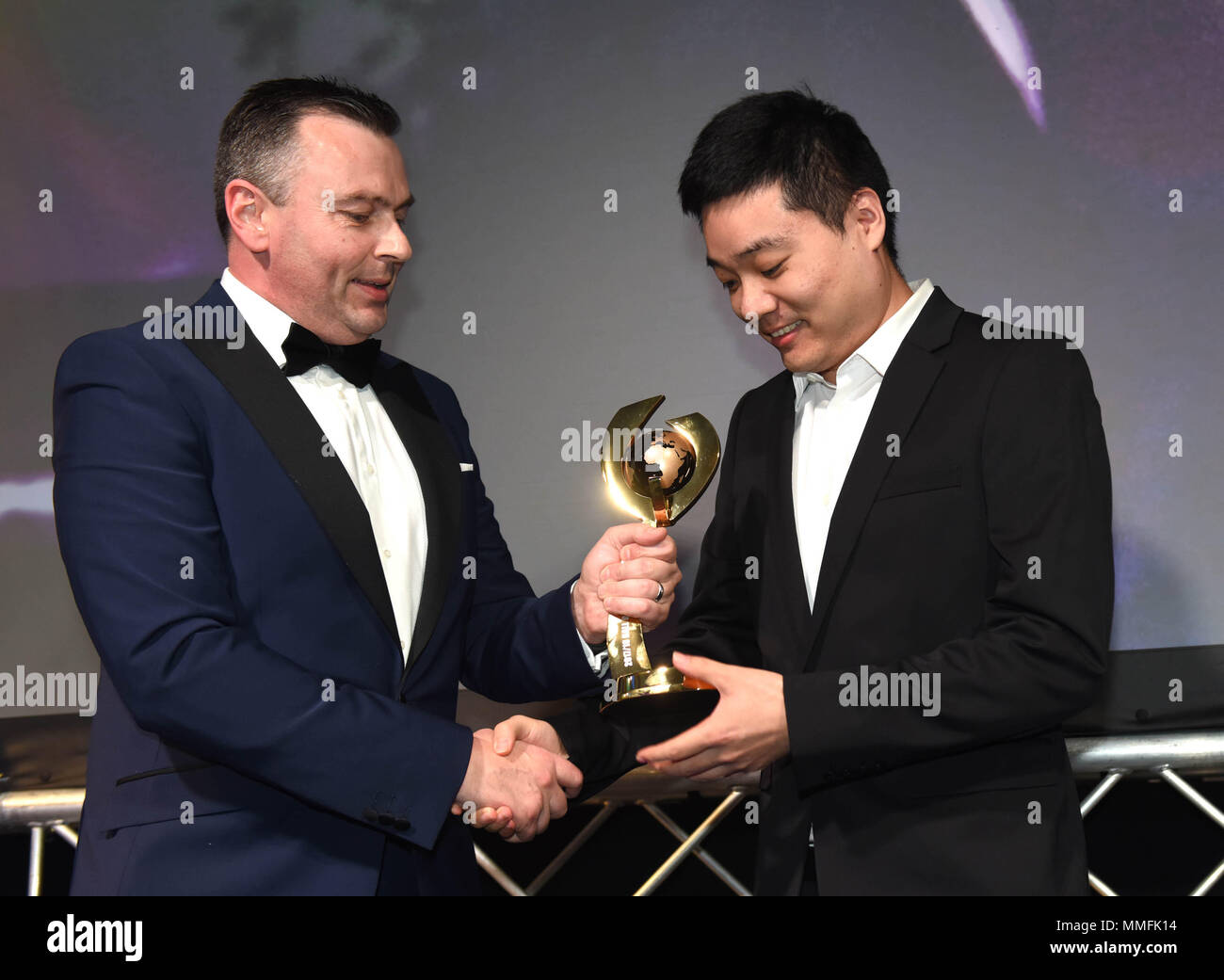 Londra, World Snooker cerimonia di premiazione presso il Dorchester Hotel nel centro di Londra. Il 10 maggio, 2018. Della Cina di ex numero uno al mondo Ding Junhui (R) è aggiudicato il trofeo da Jason Ferguson, presidente del mondo professionale di biliardo e snooker Association (WPBSA), all'annuale World Snooker cerimonia di premiazione presso il Dorchester Hotel nel centro di Londra, Gran Bretagna il 10 maggio 2018. Ding è stato introdotto nella world snooker Hall of Fame qui il giovedì. Credito: Benjamin Mole/Xinhua/Alamy Live News Foto Stock