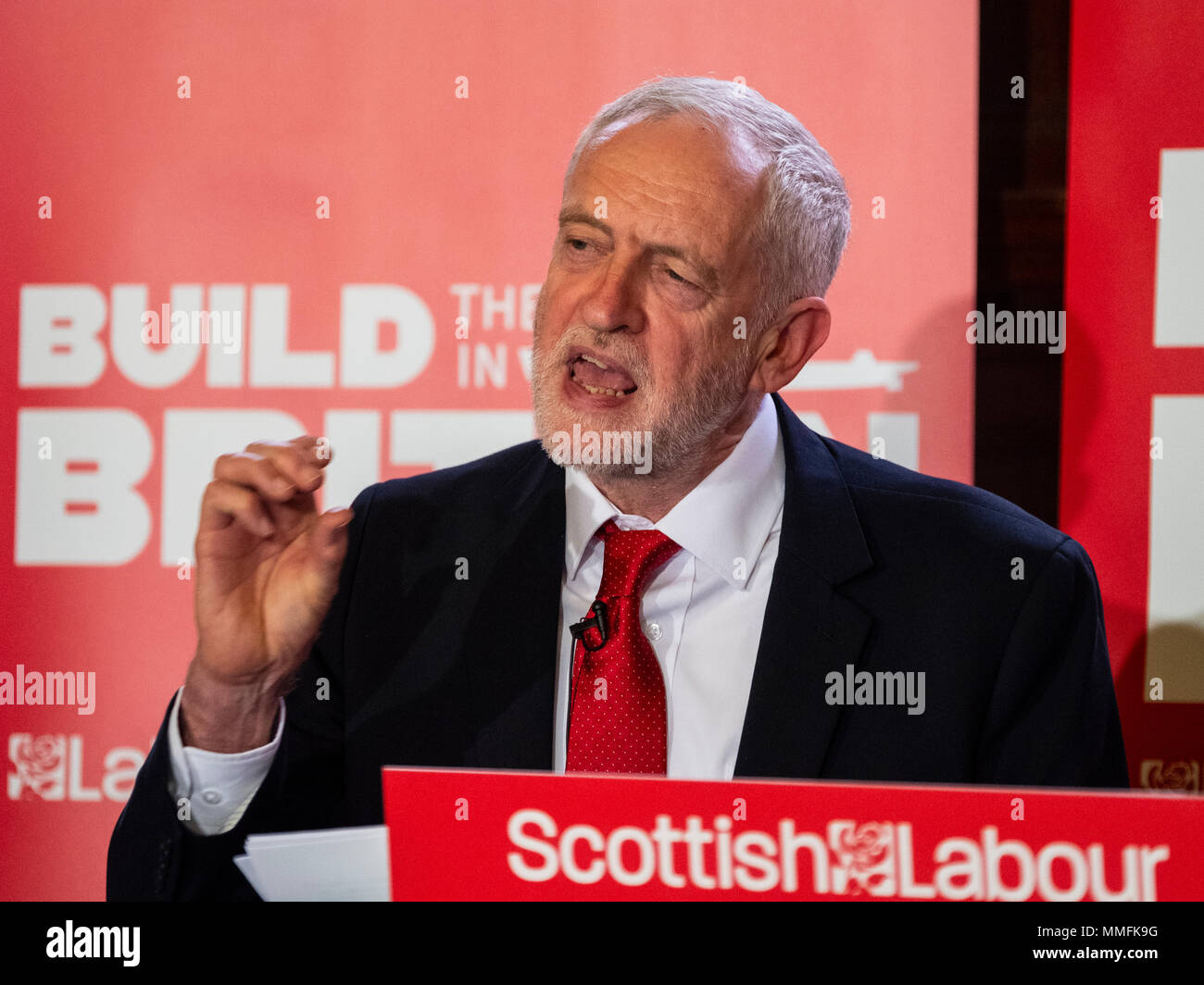 Glasgow, Regno Unito. 11 Maggio, 2018. Leader laburista Jeremy Corbyn dando un discorso in Govan, Glasgow in cui egli ha detto che un governo laburista si supporto proattivo di costruzione navale del Regno Unito come parte di una più ampia strategia industriale e invita il governo conservatore di garantire tre nuovi Royal Fleet navi ausiliarie saranno costruite in cantieri nazionali. Credito: Iain Masterton/Alamy Live News Foto Stock