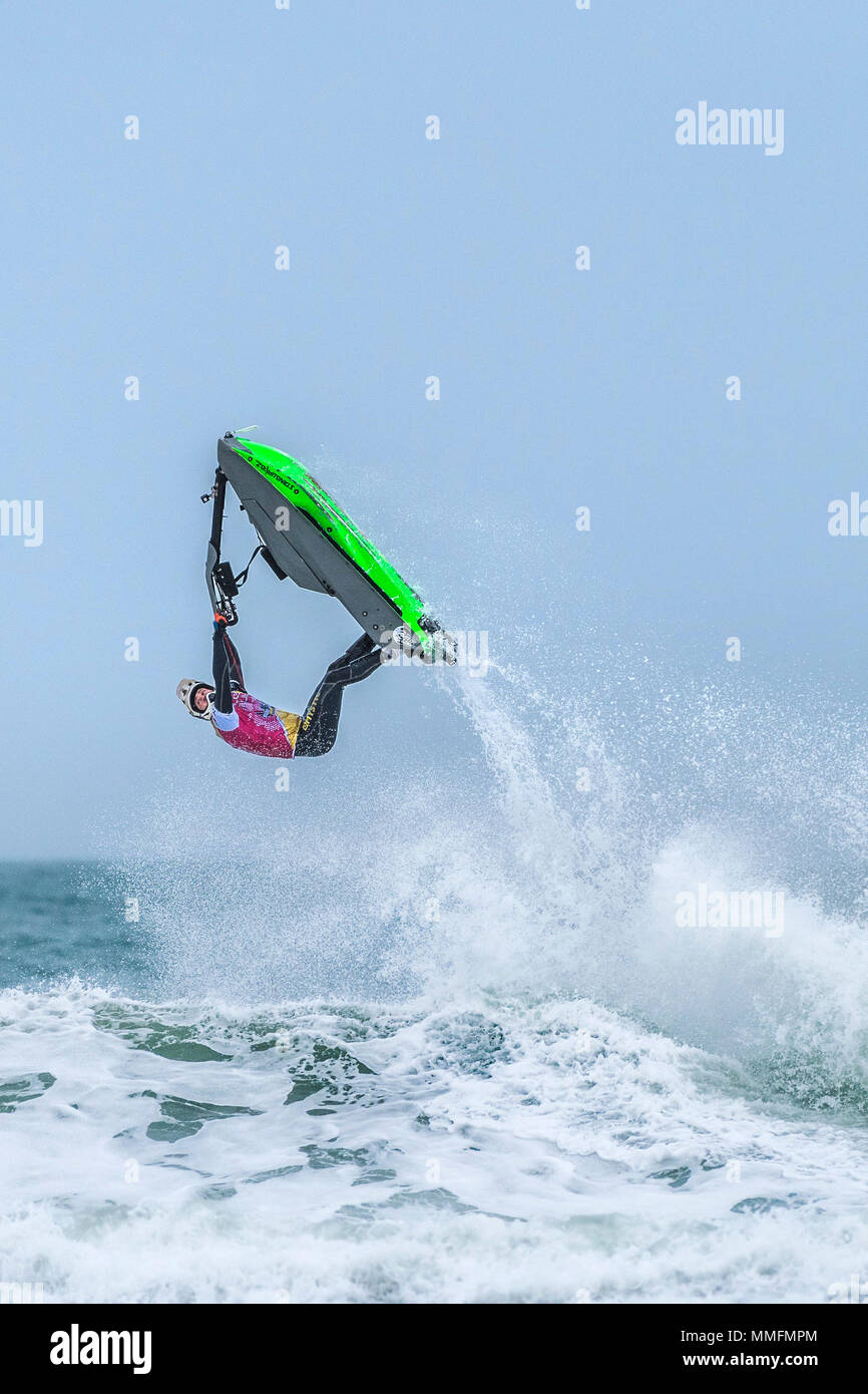 Newquay, Cornwall, Regno Unito. 11 Maggio, 2018. Il Freeride World Jetski Championship torna a Fistral Beach in Newquay, Cornwall. I forti venti e mare mosso hanno contribuito a produrre alcuni spettacolare azione dell'antenna. Gordon Scammell/Alamy Live News Foto Stock