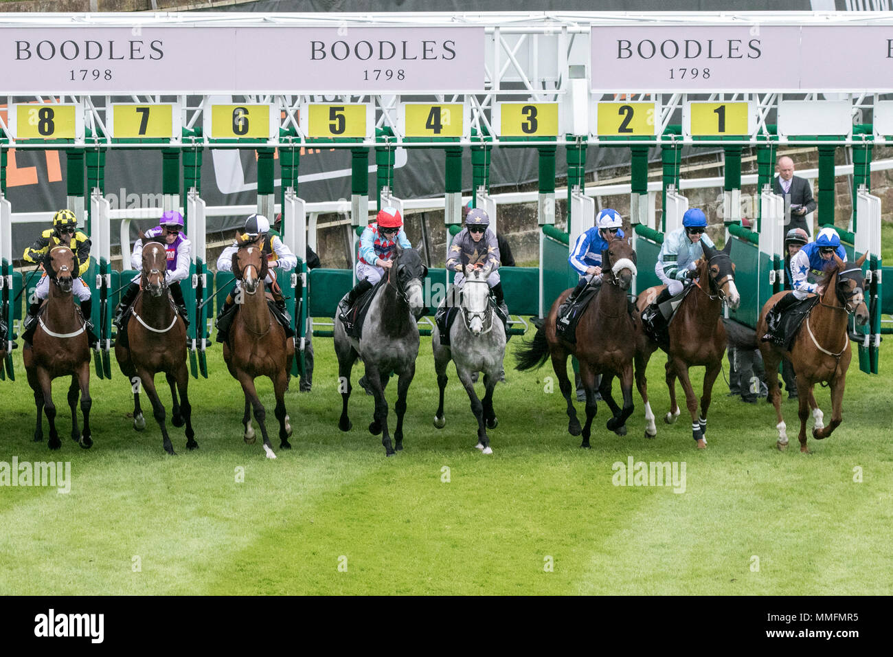 Boodles Festival di Maggio, Giorno 3 Chester Races. Chester, Regno Unito. Il 10 maggio 2018. Veloce come un fulmine i cavalli da corsa e spintoni fantini girare la curva finale durante il diamante Boodles picchetti di handicap corsa di cavalli durante il Chester Cup final day gara incontro a Chester Races. Credito: Cernan Elias/Alamy Live News Foto Stock