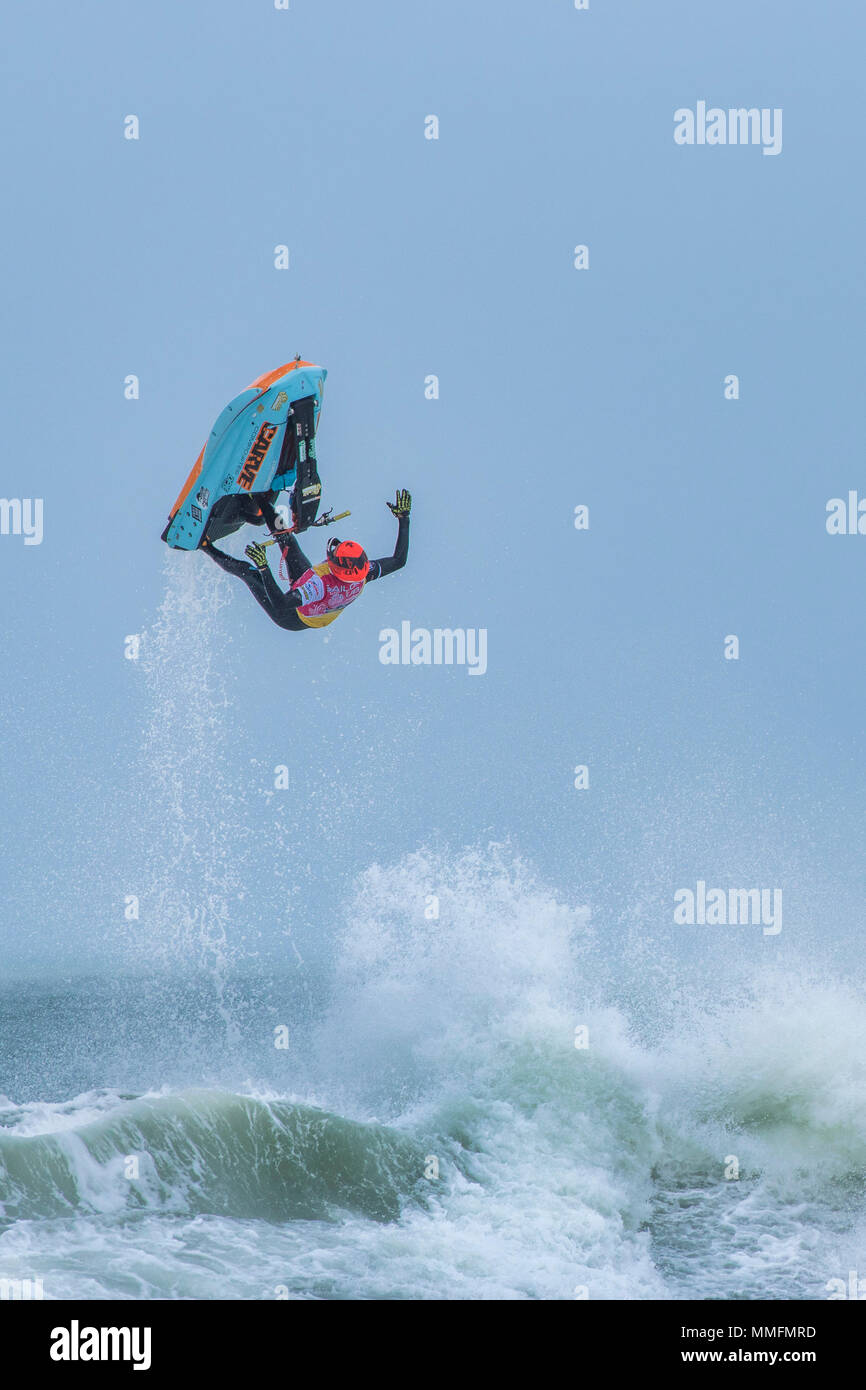 Newquay, Cornwall, Regno Unito. 11 Maggio, 2018. Il Freeride World Jetski Championship torna a Fistral Beach in Newquay, Cornwall. I forti venti e mare mosso hanno contribuito a produrre alcuni spettacolare azione dell'antenna. Gordon Scammell/Alamy Live News Foto Stock