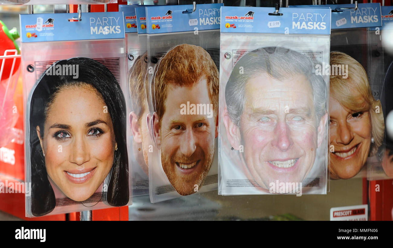 Windsor, Regno Unito. 11 maggio 2018. Maschere al viso con la Meghan Markle, il principe Harry e lei presto per essere in leggi, il principe Carlo e la duchessa di Cornovaglia, sul display in un negozio di souvenir in Windsor per le nozze tra il principe Harry e Meghan Markle il 19 maggio. Migliaia di persone sono attese per la visita della città per quello che è stato classificato come il matrimonio dell'anno. Credito: Stephen Chung / Alamy Live News Foto Stock