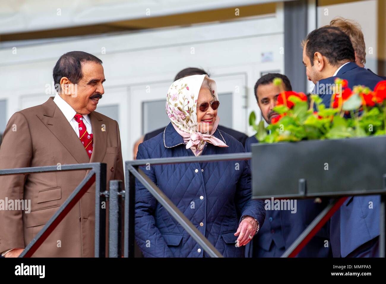 Windsor, Regno Unito. 11 maggio 2018. Il giorno 3. Royal Windsor Horse Show. Windsor. Berkshire. Regno Unito. Endurance. HRH Queen Elizabeth ll. Accompagnata da Hamad Bin Isa Al Khalifa. Il re del Bahrein. 11/05/2018. Credito: Sport In immagini/Alamy Live News Foto Stock