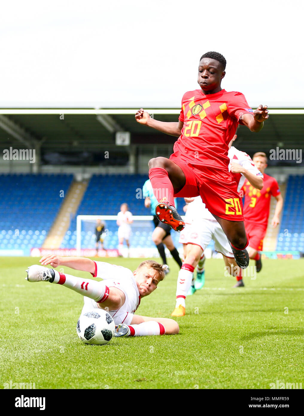 Xi maggio, Chesterfield Stadium, Chesterfield, Inghilterra; UEFA Under 17 Campionati Europei, Belgio v Danimarca; Jeremy Doku del Belgio salta sopra una sfida da Mikkel Moller Lassen Foto Stock